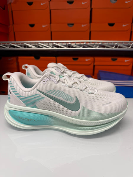 Nike Women's Vomero 18 Wide Shoes White Turquoise IF0515-101