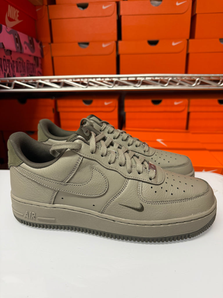 Nike Men's Air Force 1 '07 LV8 Shoes Light Army Cargo Khaki HM9483-300