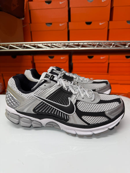 Nike Men's Zoom Vomero 5 Shoes Black Metallic Silver FJ4151-004